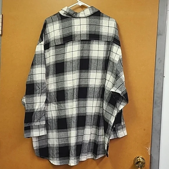 Old Navy Black and White Plaid Button Down The Boyfriend Shirt - Picture 2 of 8